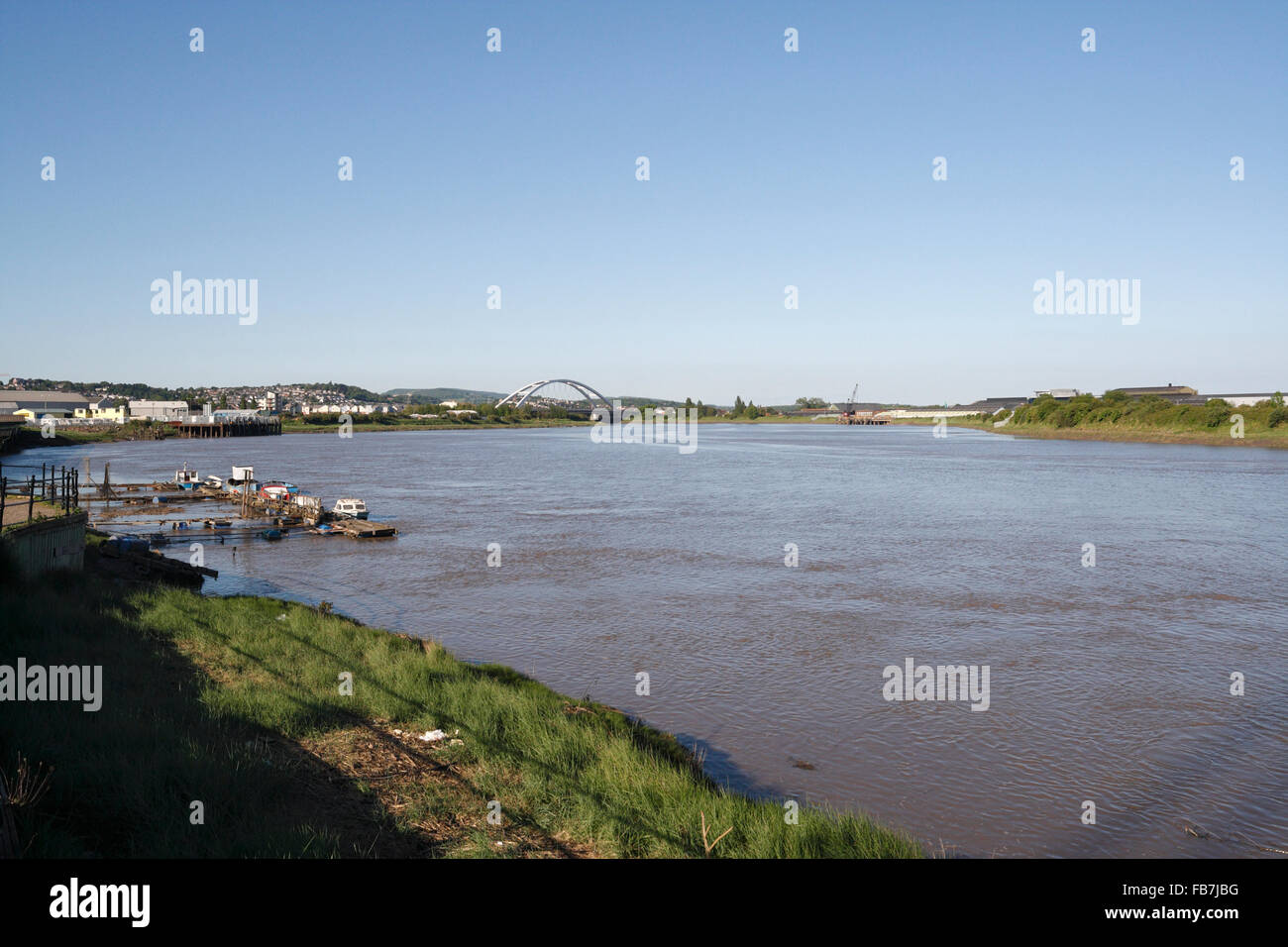 Der Fluss Usk in Newport Wales, in der Nähe der Schwebefähre Blick stromaufwärts Stockfoto