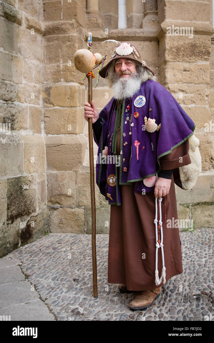 16.10.15 Camino de Santiago-Pilger in traditioneller Kleidung in Santo Domingo De La Calzada, La Rioja, Spanien Stockfoto