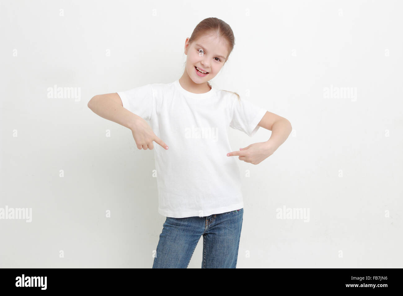 Kleines Mädchen Punkt auf ihr weißes t-shirt Stockfoto