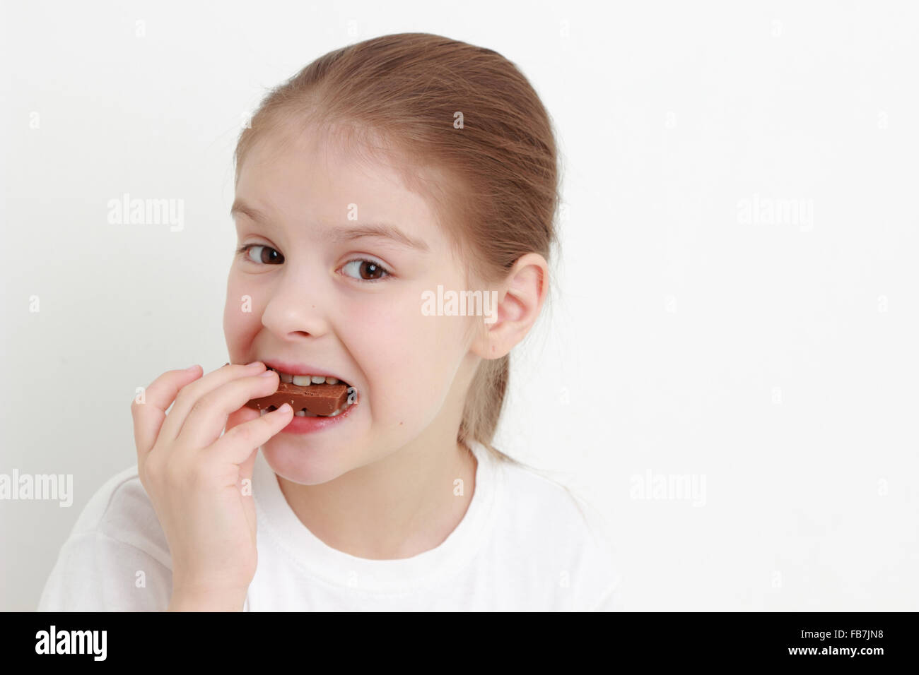kleine Mädchen und Schokolade Stockfoto
