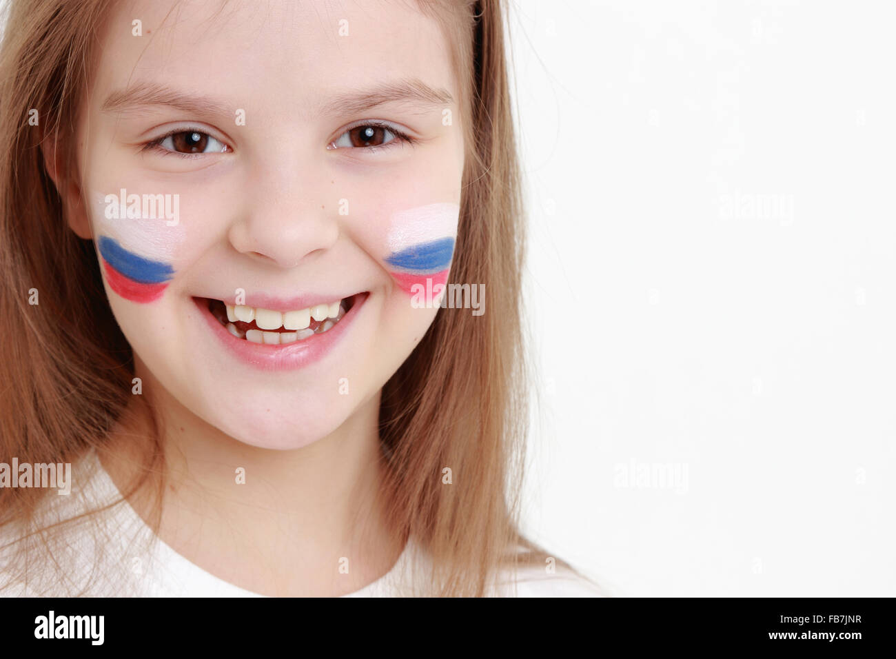 Smiley glückliches kleines Mädchen mit russischer Flaggensymbol Stockfoto
