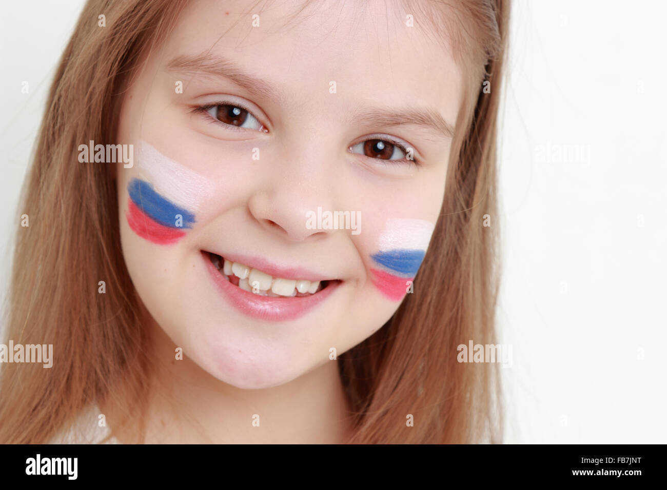 Smiley glückliches kleines Mädchen mit russischer Flaggensymbol Stockfoto