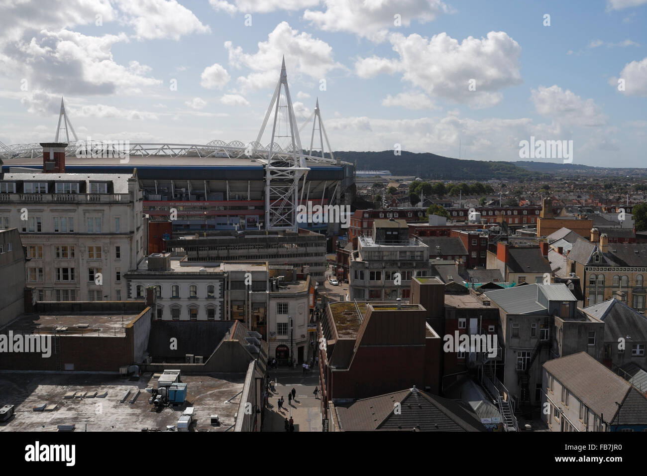 Blick aus der Vogelperspektive auf die Dächer des Stadtzentrums von Cardiff und das Millennium Stadion Wales UK. Stockfoto