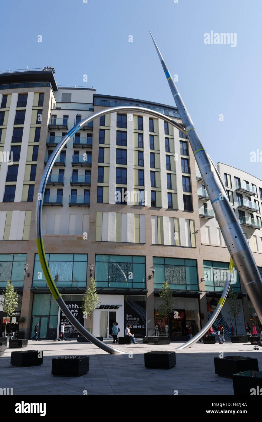 St Davids 2 Gebäude Geschäfte und Wohnungen im Stadtzentrum von Hayes Cardiff Wales UK. Öffentliche Kunst-Metall-Skulptur von Space Needle Stockfoto