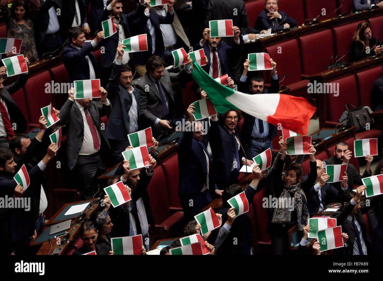 Protest der Bewegung 5 Sterne, die italienischen Fahnen und Banner Rom 11. Januar 2016 Welle. Abgeordnetenkammer. Letzte Abstimmung Stockfoto