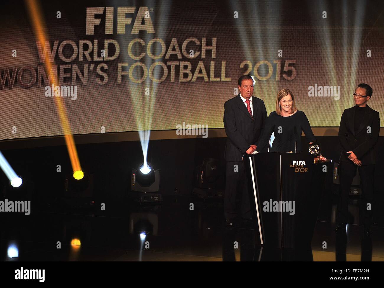 Zürich, Schweiz. 11. Januar 2016. JILL ELLIS (USA) stellt mit der Trophäe von 2015 FIFA Welt Coach of the Year für Frauen s Fußball während der FIFA World Player Gala in Zürich. Bildnachweis: Marcio Machado/ZUMA Draht/Alamy Live-Nachrichten Stockfoto