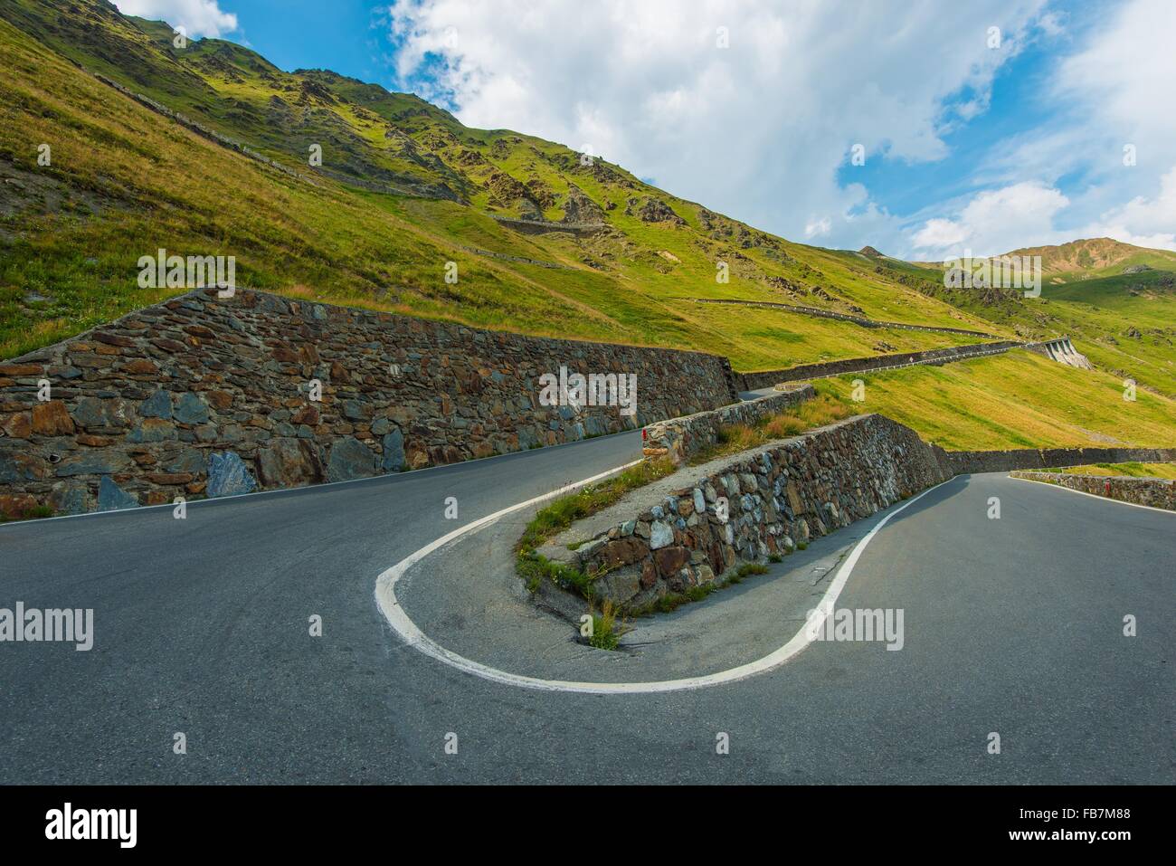 Kurvenreiche Alpenstraße in italienischen Alpen. Berühmten Stilfser Joch Passstrasse in eine Sommerzeit. Italien, Europa. Stockfoto