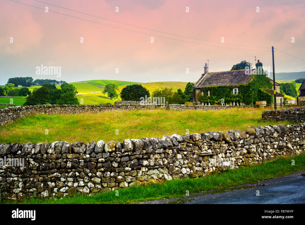 Schöne, alte englischen Cottage mit Steinmauer, Yorkshire, England Stockfoto
