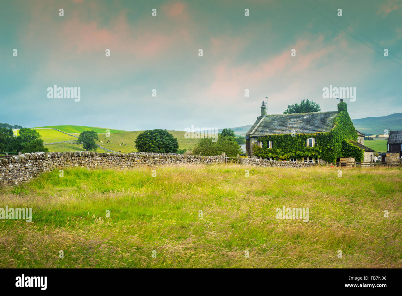 Schöne, alte englischen Cottage mit Steinmauer, Yorkshire, England Stockfoto