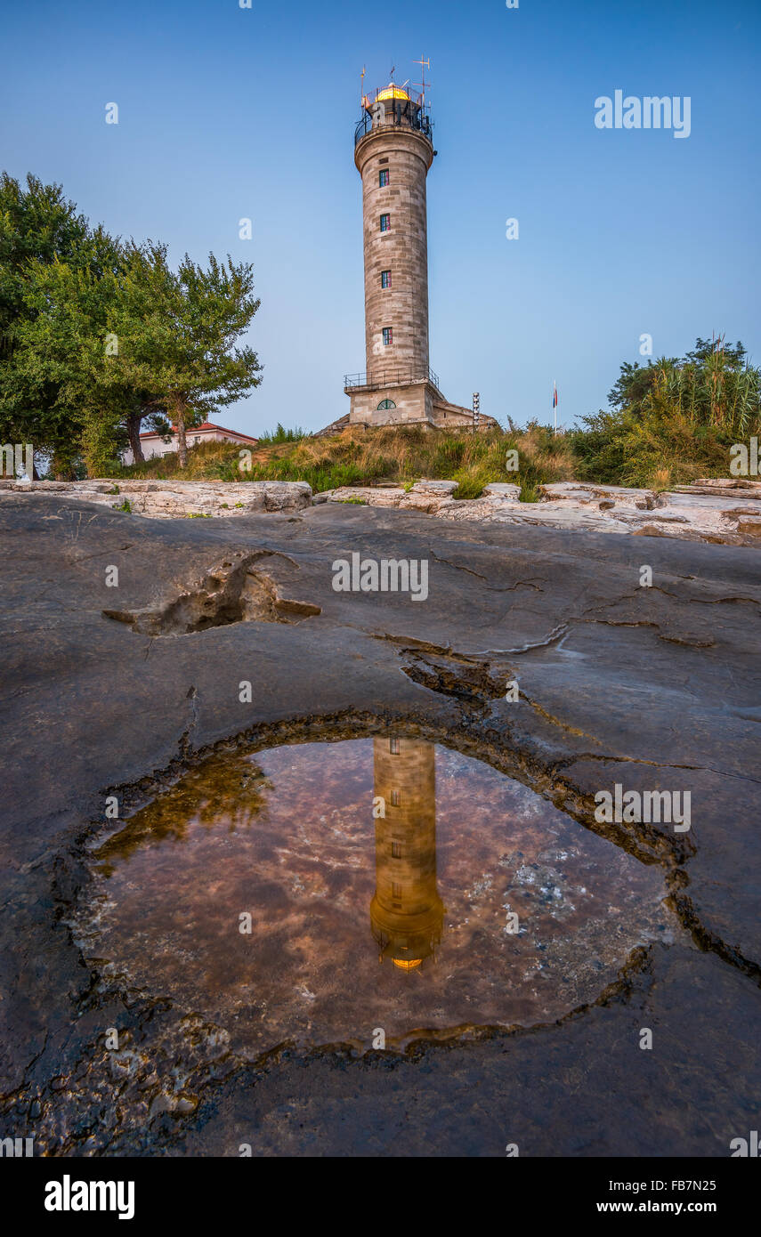 Glänzende Savudija Leuchtturm an der Felsenküste spiegelt sich in einer Pfütze, die meisten westlichen Punkt der Balkan-Halbinsel und das älteste Stockfoto