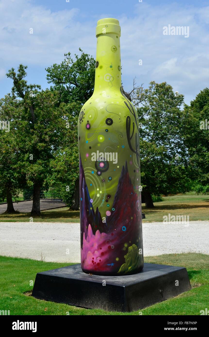 Flasche Wein Kunstwerk auf einem Weingut in Bordeaux, Frankreich Stockfoto