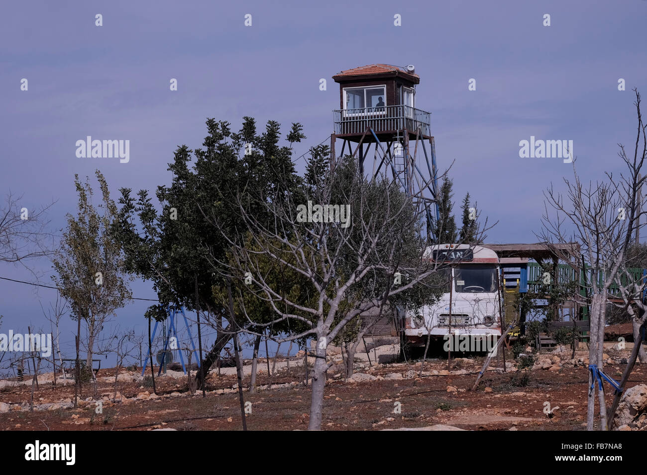 ISRAEL, Westjordanland. 11. Januar 2016. Ein Wachturm mit IDF Soldaten im Esh Kodesh ist ein kleiner Vorposten der israelischen Siedlung außerhalb der Grenzen des übergeordneten jüdische Siedlung Shilo nahe dem palästinensischen Dorf Qusra im Westjordanland besetzt, Israel am 11. Januar 2016 Shiloh Valley ist nach Hause zu einer Reihe von illegalen Siedlungs-Außenposten, gibt es ein anhaltender Streit zwischen der Esh Kodesh Siedlern und den nahe gelegenen palästinensischen Dorf Qusra über Landbesitz. Bildnachweis: Eddie Gerald/Alamy Live-Nachrichten Stockfoto