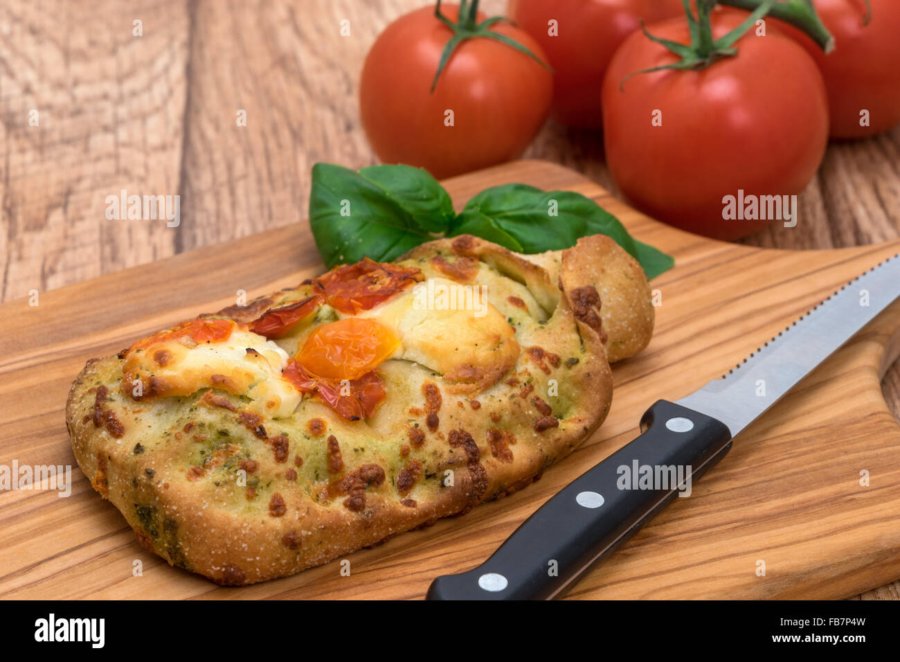 Rustikale Pizza auf Foccacia-Brot - Studio gedreht Stockfoto