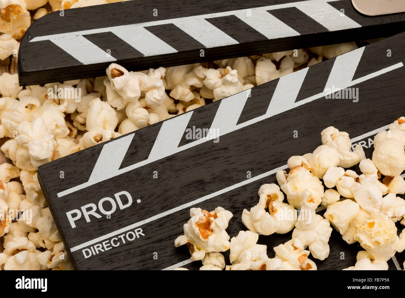 Ein Film Filmklappe Verlegung auf einem Bett aus popcorn Stockfoto