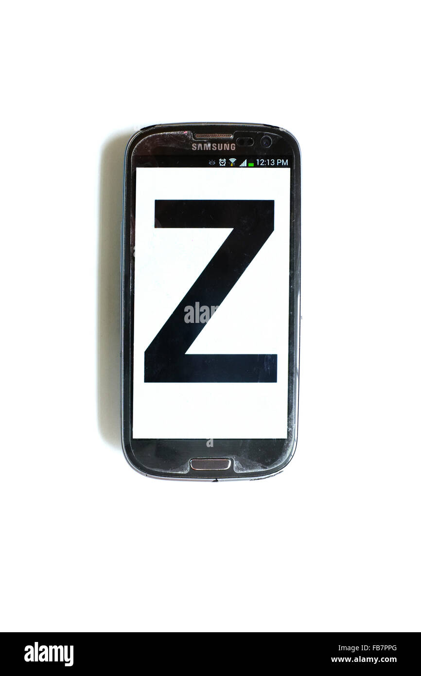 Der Buchstabe Z geschrieben auf dem Bildschirm eines Smartphones vor weißem Hintergrund fotografiert. Stockfoto