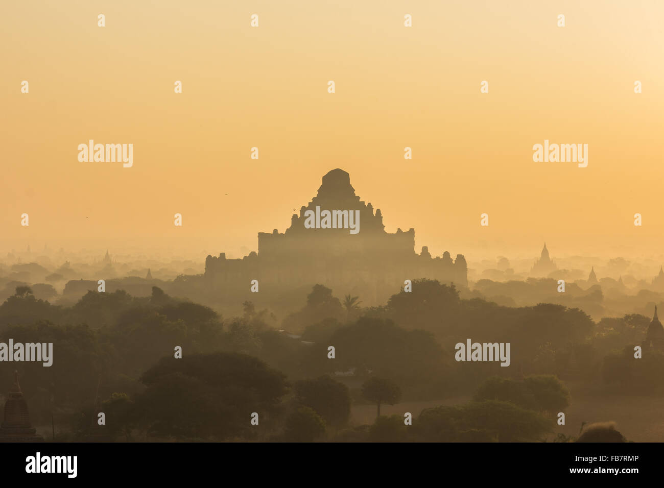 Silhouette-Pagode am Sonnenaufgangszeit Morgen und Ballon in Bagan, Myanmar Stockfoto