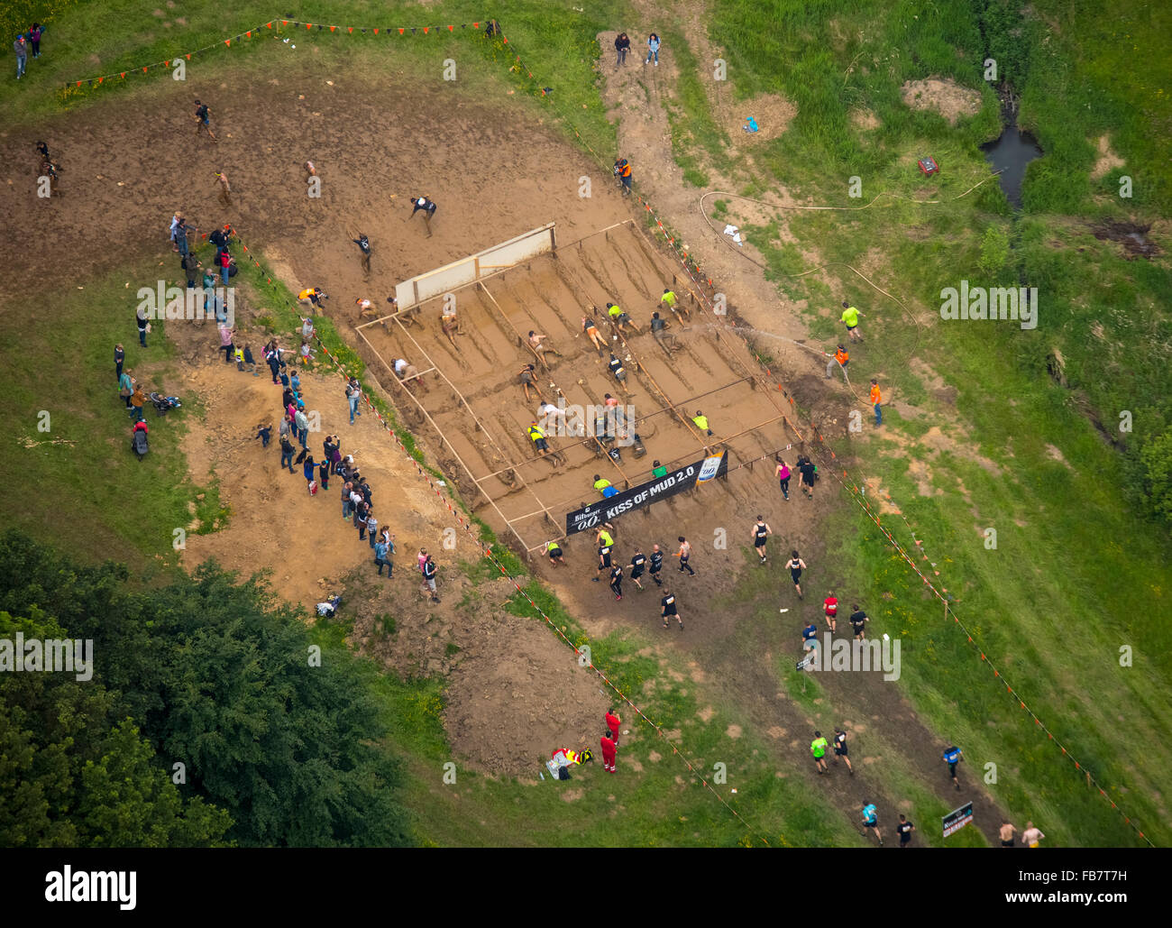 Luftaufnahme, Extremsport, Schlamm Parkour mit Stacheldraht Verstrebungen, Kletterwand, Tough Mudder - die ultimative Schlammschlacht Stockfoto