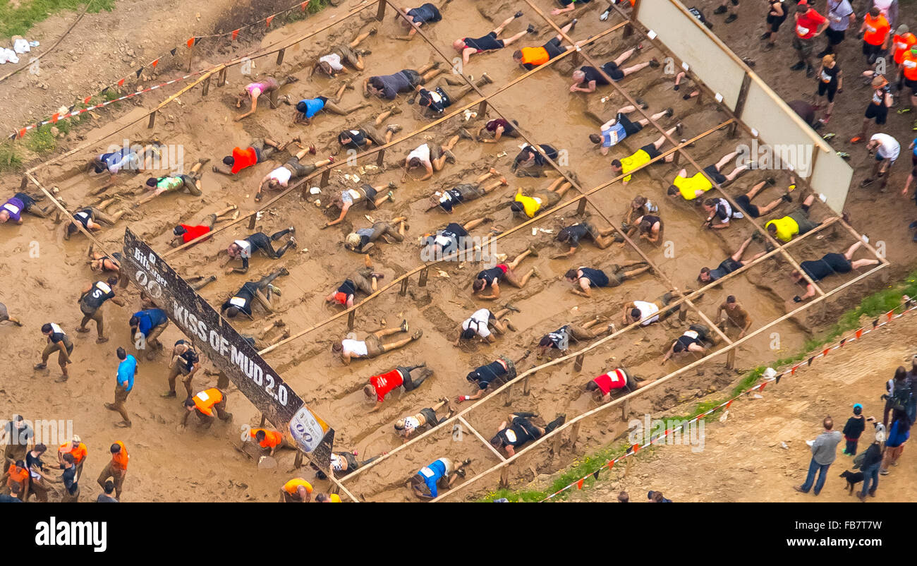 Luftaufnahme, Extremsport, Schlamm Parkour mit Stacheldraht Verstrebungen, Kletterwand, Tough Mudder - die ultimative Schlammschlacht Stockfoto