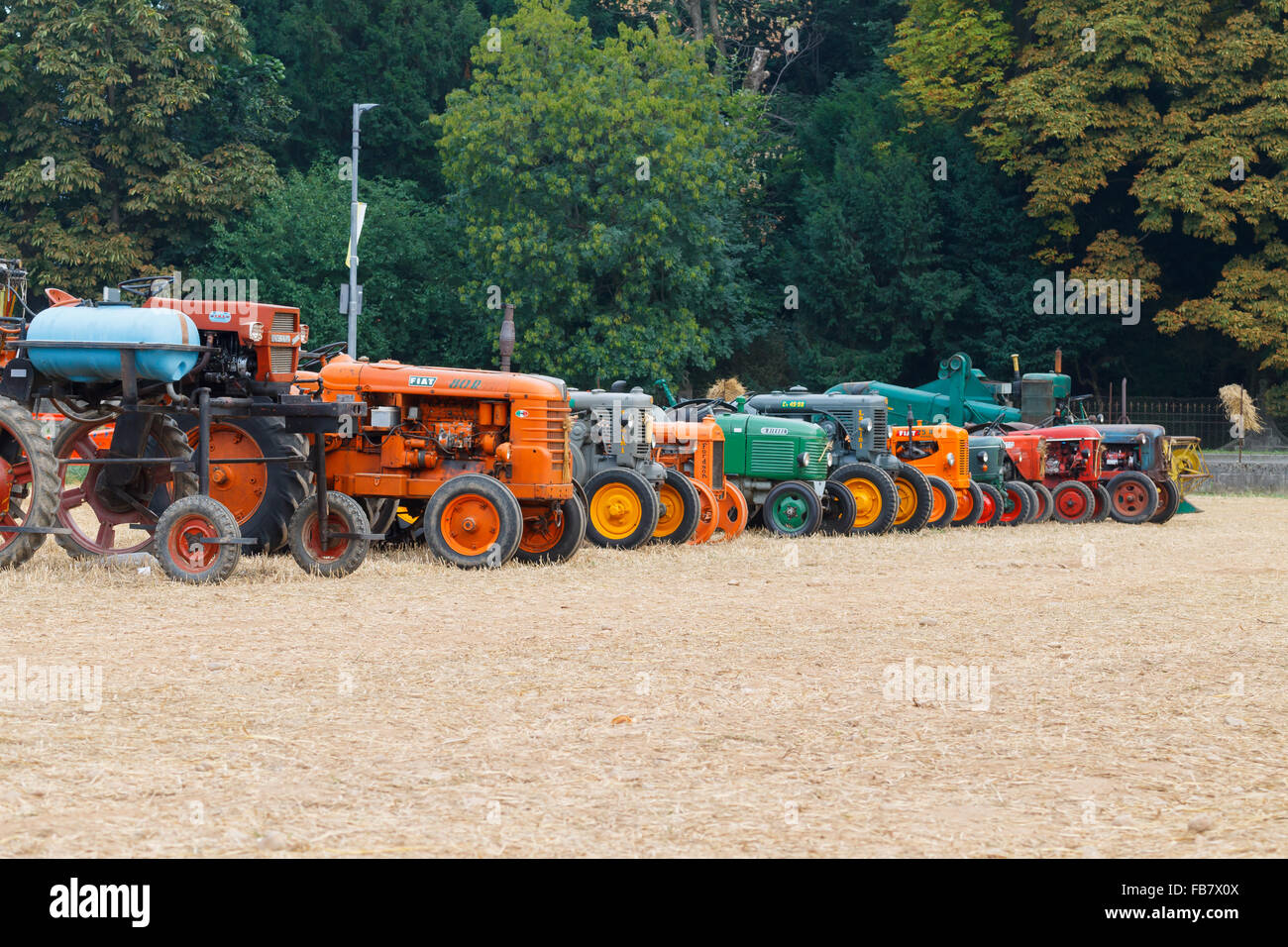 Detail der alten Traktoren in Perspektive, landwirtschaftliches Fahrzeug, Landleben Stockfoto