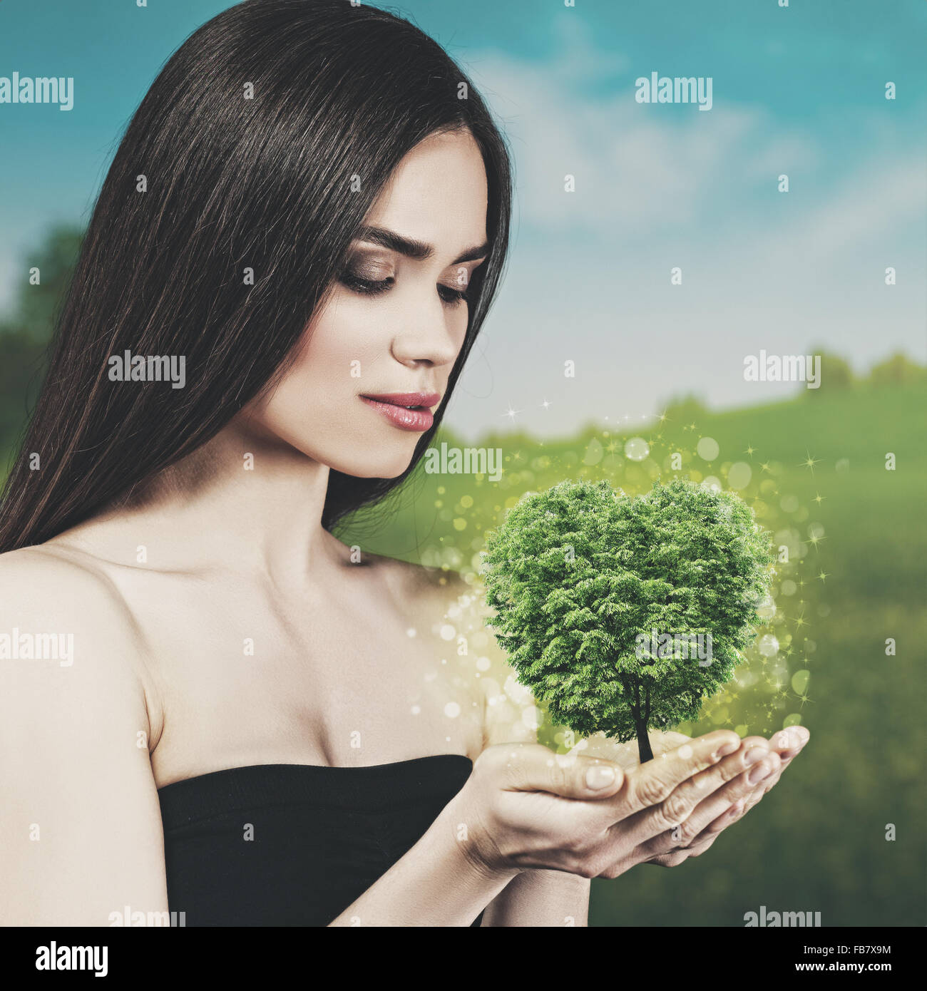 Junge Frau Schönheit mit grüner Baum in ihren Händen Stockfoto