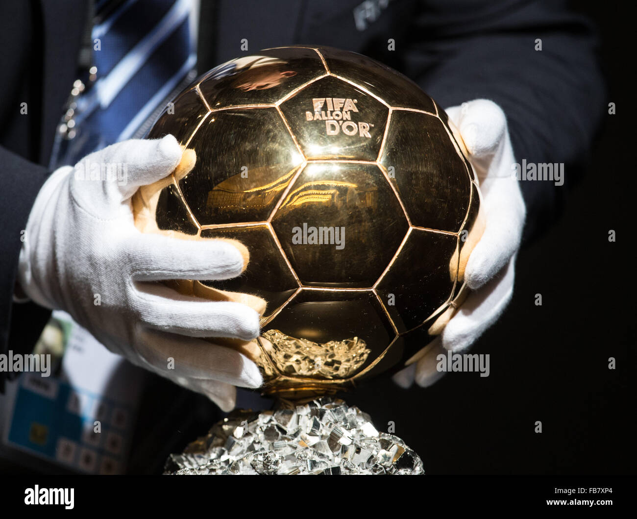 Zürich, Schweiz. 11. Januar 2016. Ein Mann legt die 2015 FIFA Ballon d ' or Trophäe vor 2015 FIFA Ballon d ' Or Award Zeremonie in Zürich, Schweiz, am 11. Januar 2016. © Xu Jinquan/Xinhua/Alamy Live-Nachrichten Stockfoto