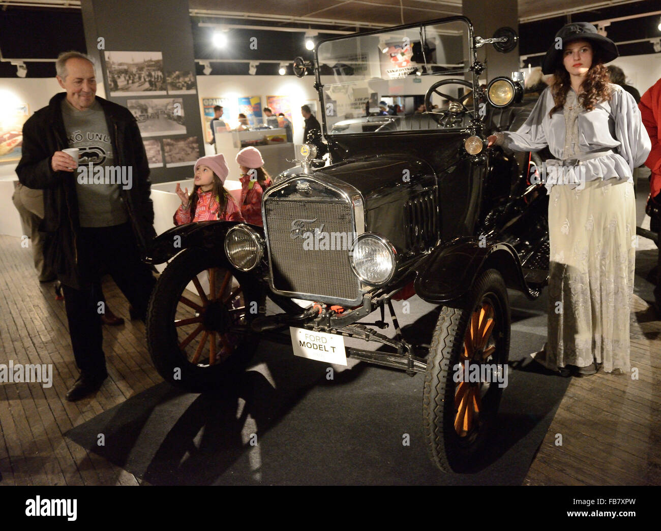 Zagreb, Kroatien. 11. Januar 2016. Ein 1922 Ford T Roadster Auto ist während der offiziellen Eröffnung des Automobils - Kultur der Mobilität-Ausstellung im technischen Museum in Zagreb, Kroatien, 11. Januar 2016 ausgestellt. Die Ausstellung, die Autos als Ikone der modernen Kultur, Auftaktveranstaltung Kunst und Design hier am Montag. © Miso Lisanin/Xinhua/Alamy Live-Nachrichten Stockfoto