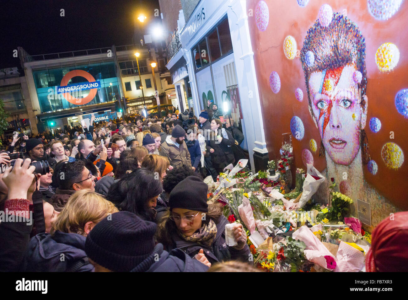 London, UK. 11. Januar 2016. Versammeln sich auf den Straßen von London am Tag David Bowie Credit starb: Marcus Tylor/Alamy Live News Stockfoto