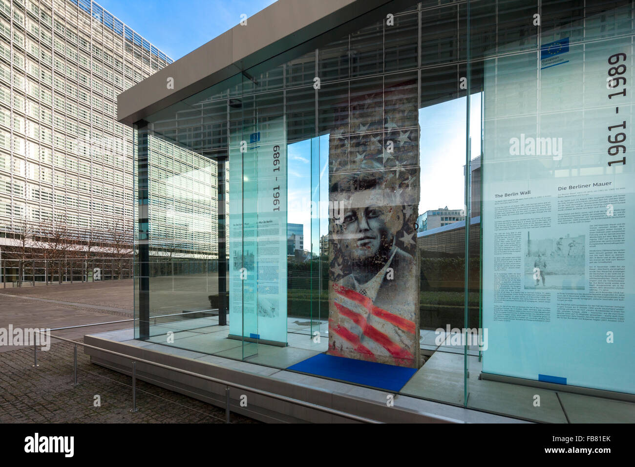 Der Kennedy Stück Teil der Berliner Mauer vor dem Berlaymont-Gebäude der EG, Europäische Kommission in Brüssel Belgien Stockfoto