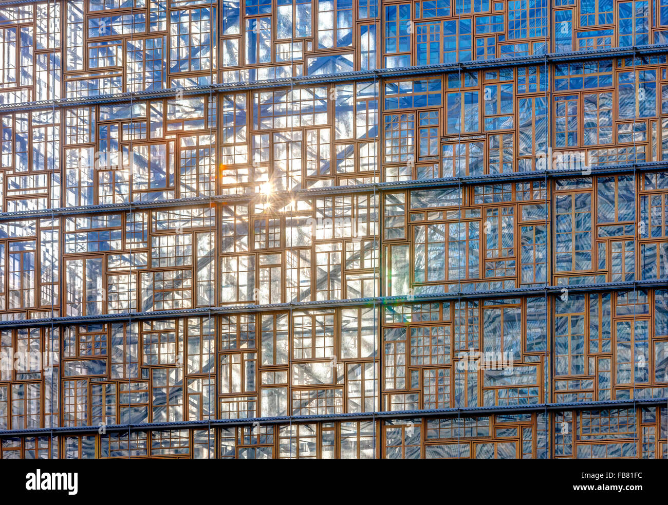 Brüssel, New Europa-Gebäude, entworfen von Philippe Samyn & Partner, ist der neue Sitz des Europäischen Rates. Auch bekannt als das Ei-Gebäude. Fassade des recycelten Windows. Stockfoto