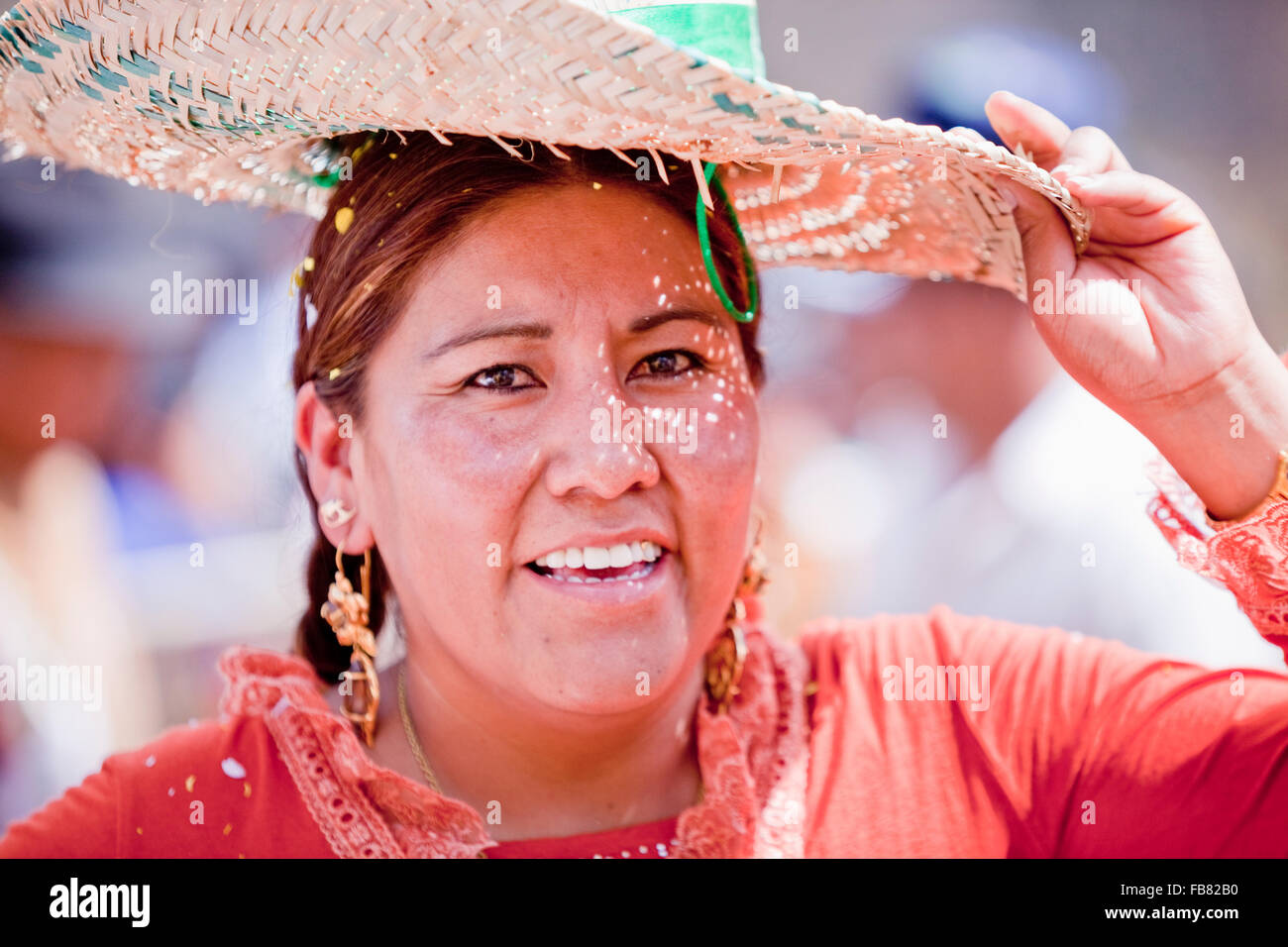 Bolivianische Frau besucht eine Fiesta in San Pedro, Laz Paz Provinz. Stockfoto