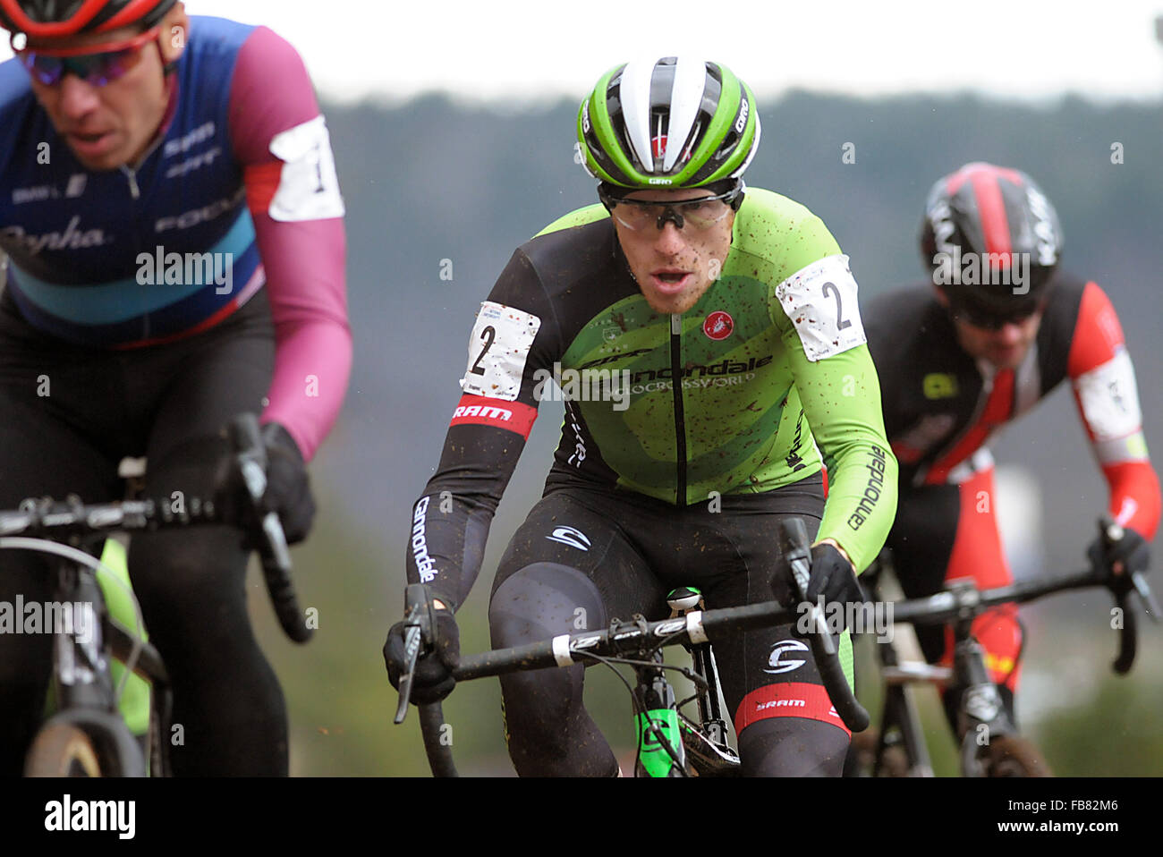 Asheville, North Carolina, USA. 10. Januar 2016. Canondale Radfahrer, Stephen Hyde #4, bleibt auf dem Rad des Aspire des Radsports, Jeremy Powers #1, in der Männer Elite Division während der USA Cycling Cyclo-Cross National Championships im historischen Biltmore Estate, Asheville, North Carolina. © Csm/Alamy Live-Nachrichten Stockfoto