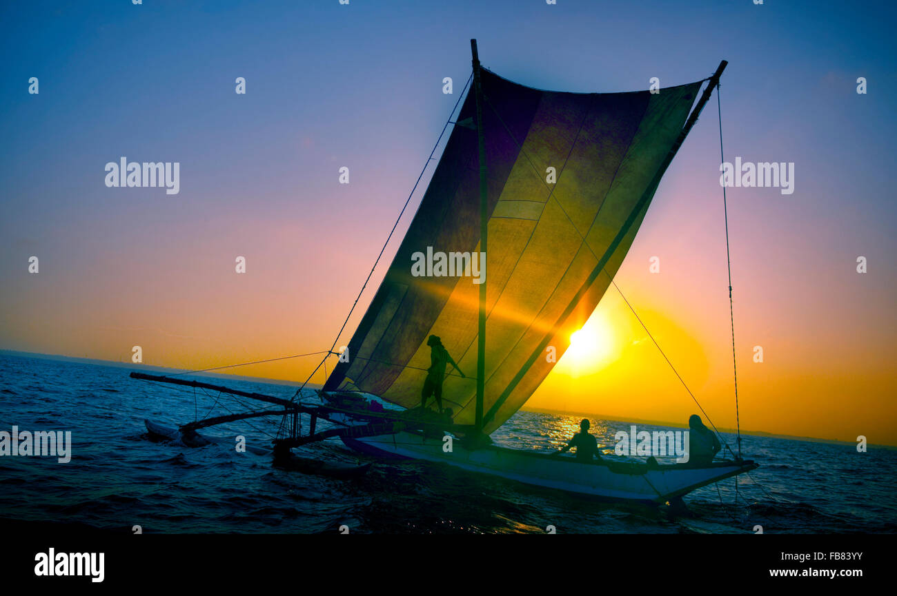 Fischer auf einem Katamaran bei Sonnenuntergang Concept Stockfoto