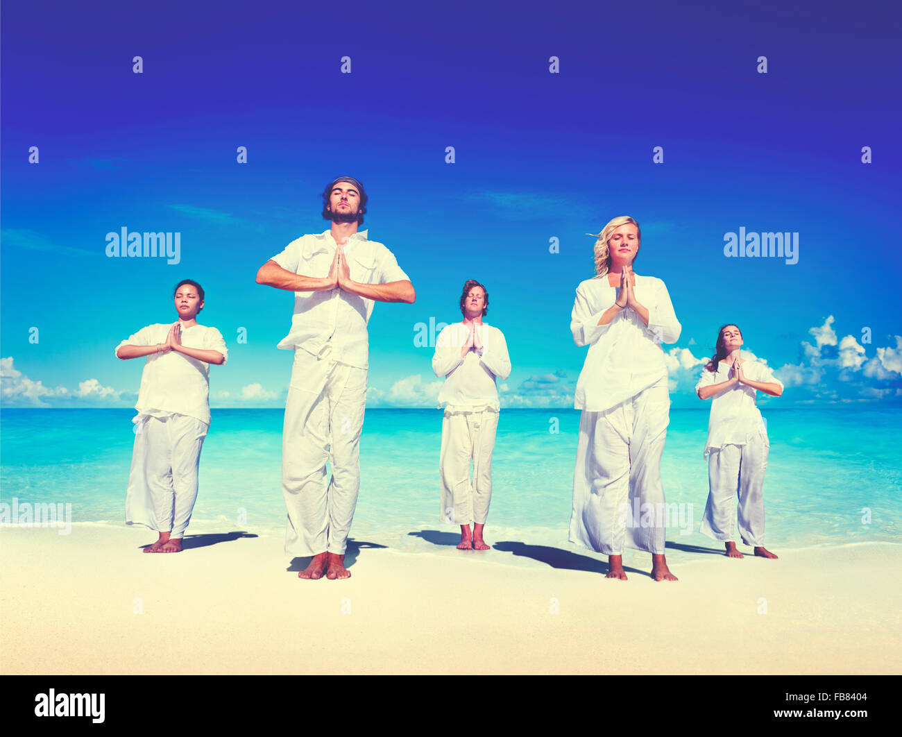 Menschen, die Yoga am Strand ruhige Konzept durchführen Stockfoto