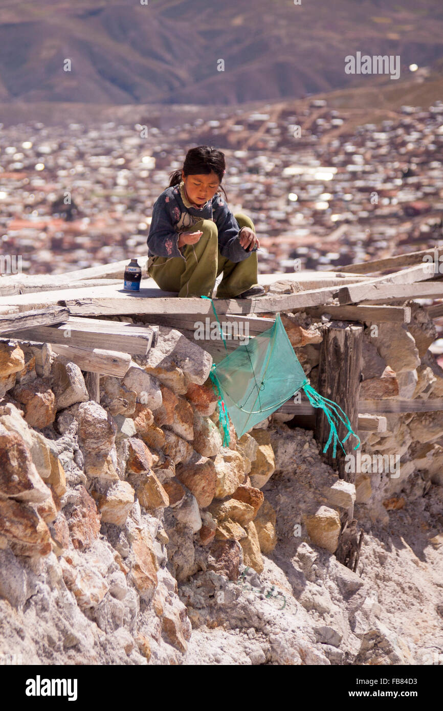 Junges Mädchen aus einer Bergbau-Familie an den Hängen des Cerro Rico über Potosí, Bolivien. Stockfoto