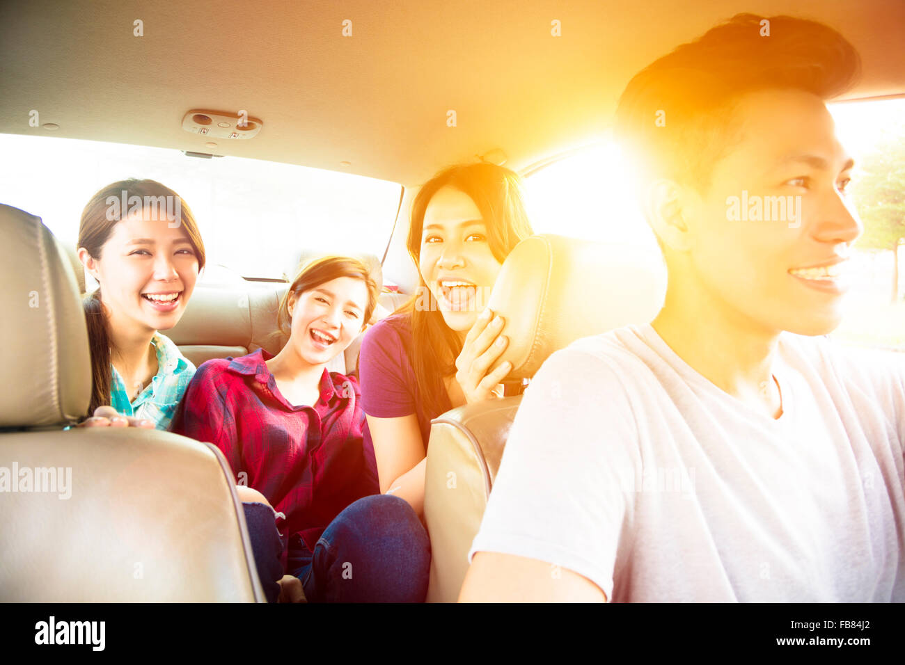 Gruppe junger Menschen, die genießen Roadtrip im Auto Stockfoto