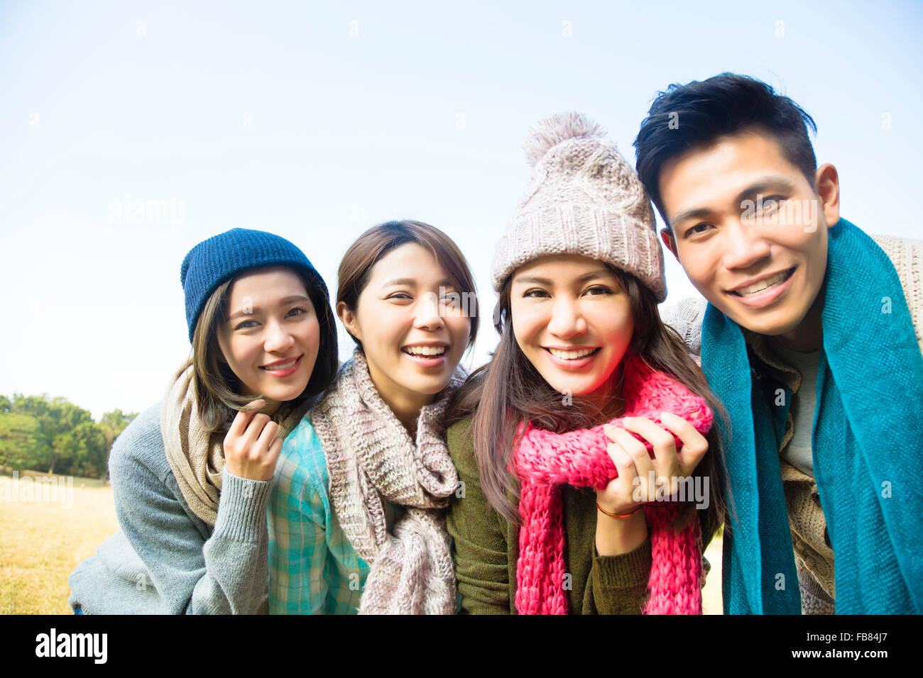 glückliche junge Gruppe mit Winterbekleidung Stockfoto
