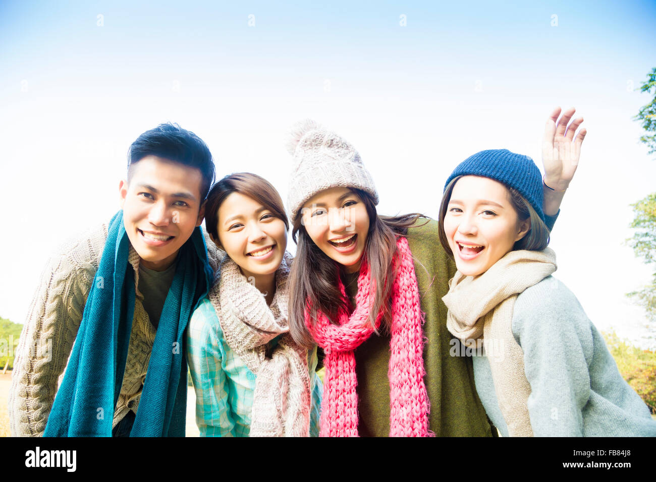 glückliche junge Gruppe mit Winterbekleidung Stockfoto