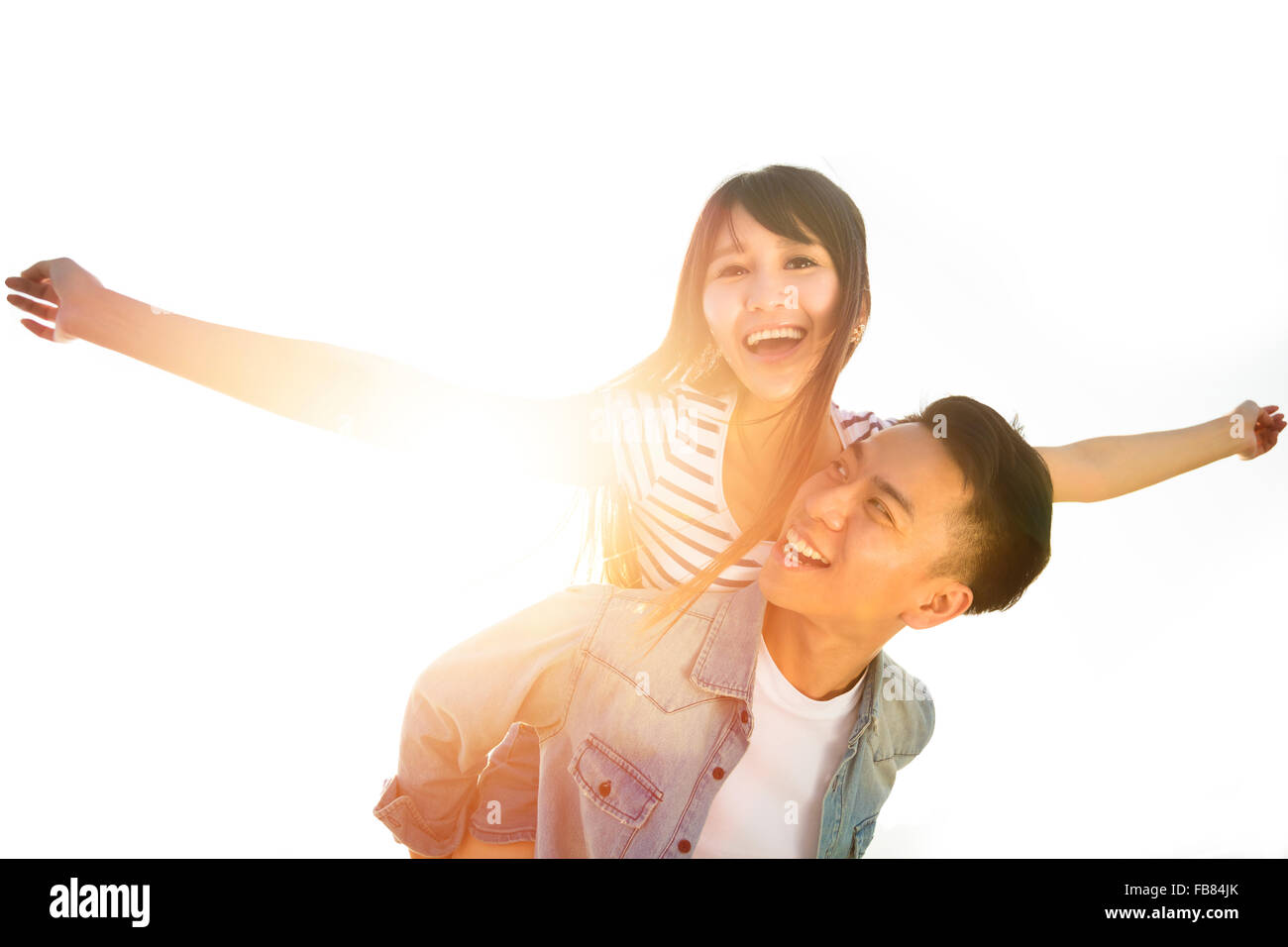glückliches junges Paar in Liebe mit Sonnenlicht Hintergrund Stockfoto