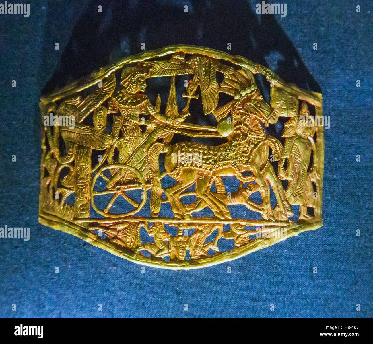 durchbrochene Gold Schnalle aus einem Geschirr aus dem Grab des Tutanchamun im ägyptischen Museum, Kairo, Ägypten Stockfoto