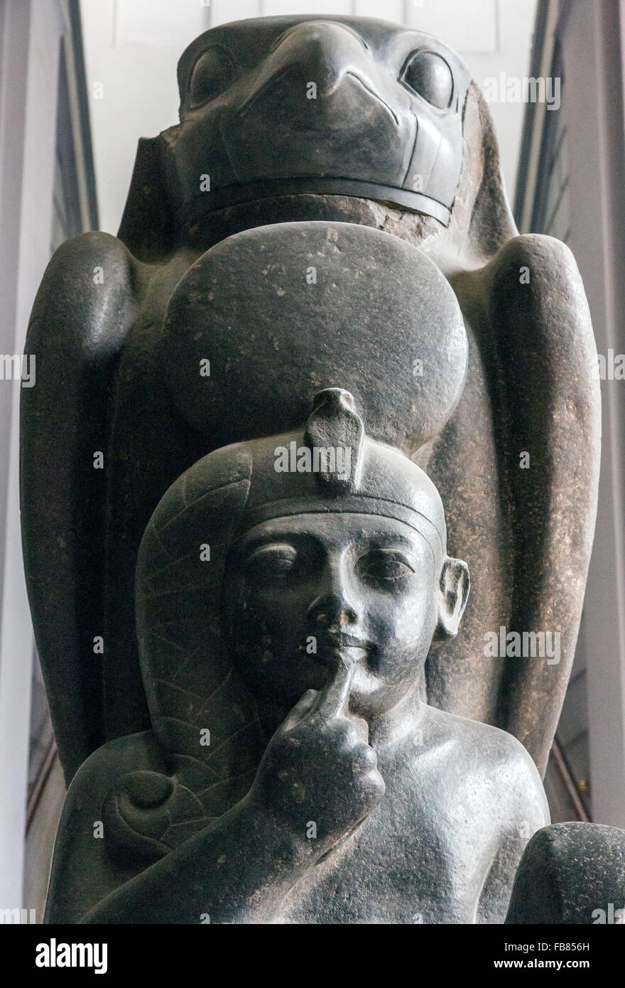 Detail der Statue von Ramses II. als Kind und mit dem levantinischen Sonnengott Hauron wie ein Falke, The Egyptian Museum, Cairo, Egypt Stockfoto