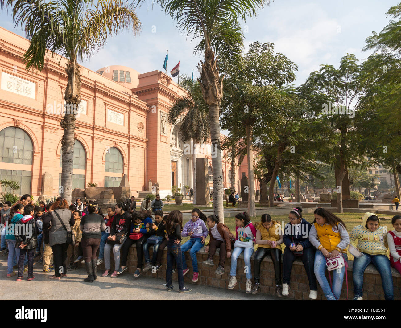 Schülerinnen und Schüler auf Exkursion zum ägyptischen Museum, Kairo, Ägypten Stockfoto
