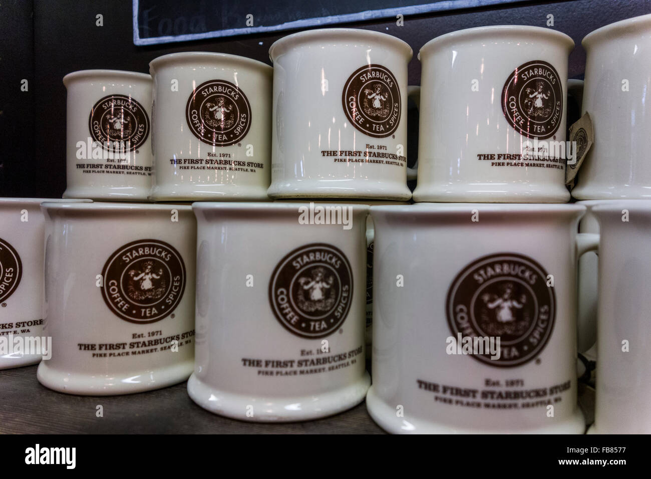 Reihe von Kaffeetassen in original Starbucks Store, Pike Place Market, Seattle, Washington State, USA Stockfoto