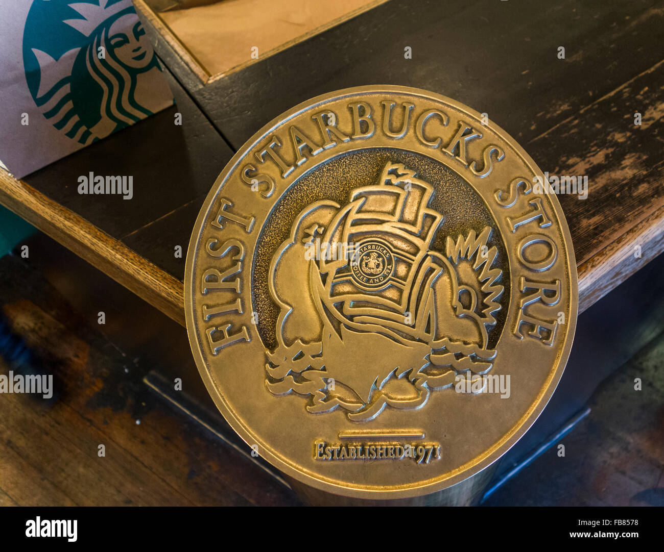 Medaillon, die erste Starbucks speichern gegründet 1971, Pike Place Market, Seattle, Washington State, USA Stockfoto