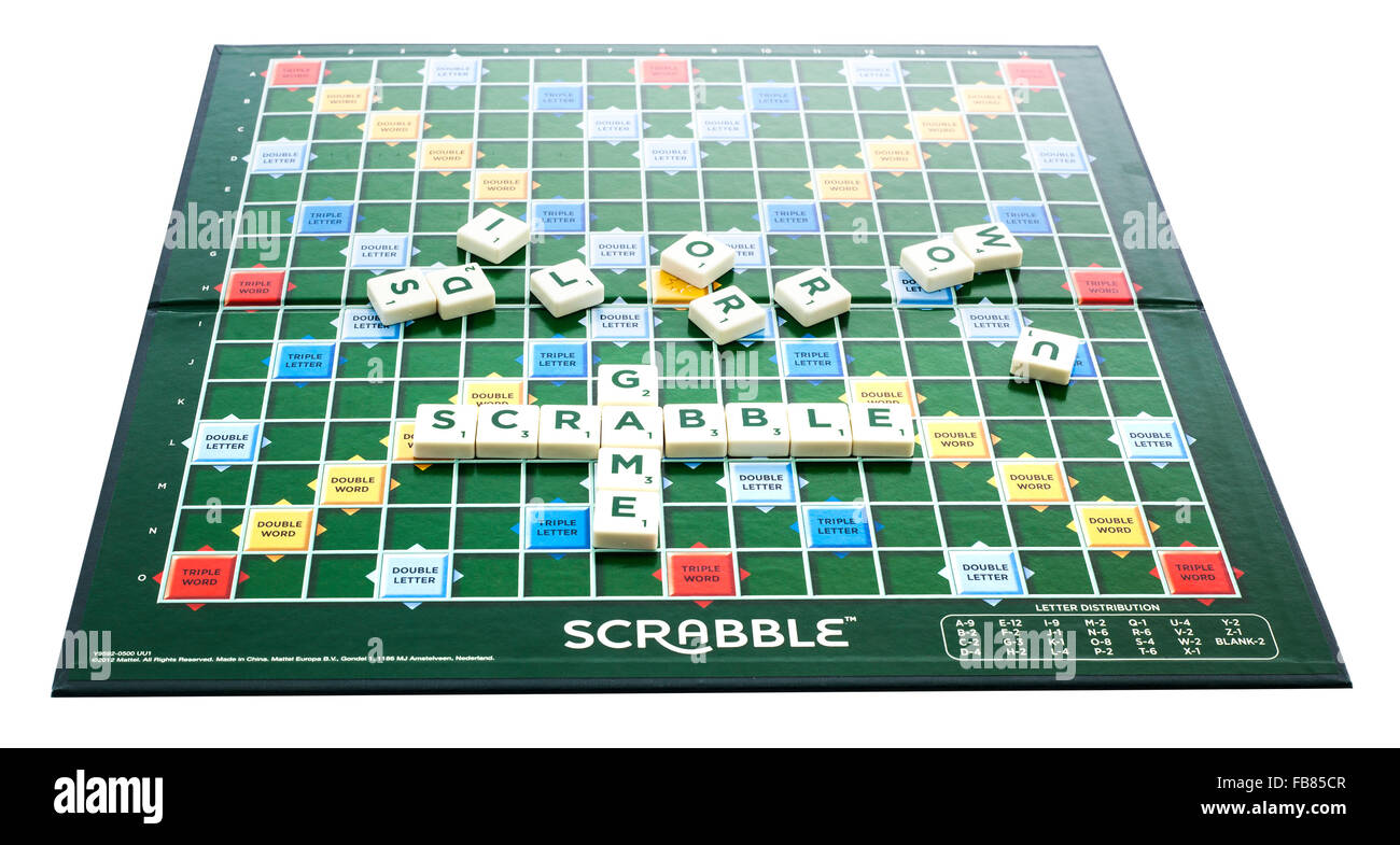Scrabble-Wort-Spiel mit dem Wort "Scrabble" und "Spiel" auf dem Brett auf weißem Grund Stockfoto