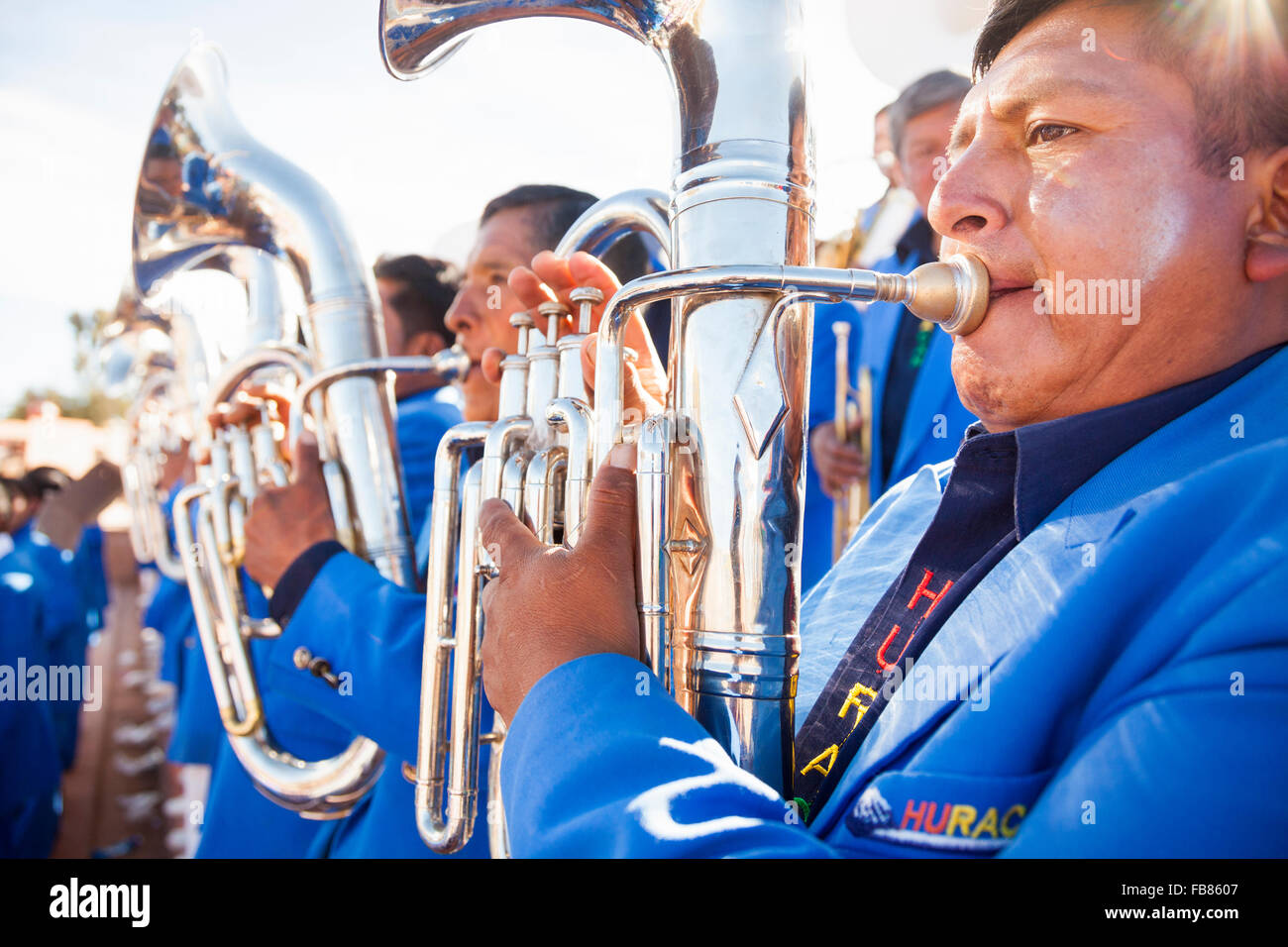 Brass-Band, die erklingt in der Fiesta de Nuestra Señora de Copacabana, Bolivien. Stockfoto