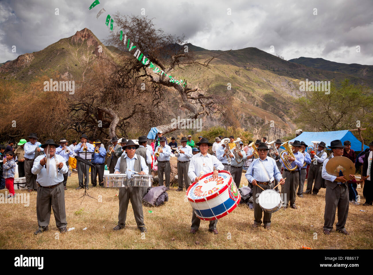 Percussion-Band bei der Fiesta in San Pedro, Provinz La Paz, Bolivien. Stockfoto