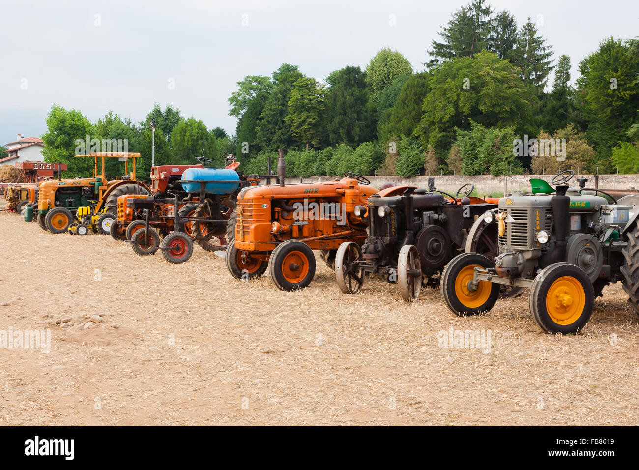 Alte Traktoren in Perspektive, landwirtschaftliches Fahrzeug, Landleben Stockfoto