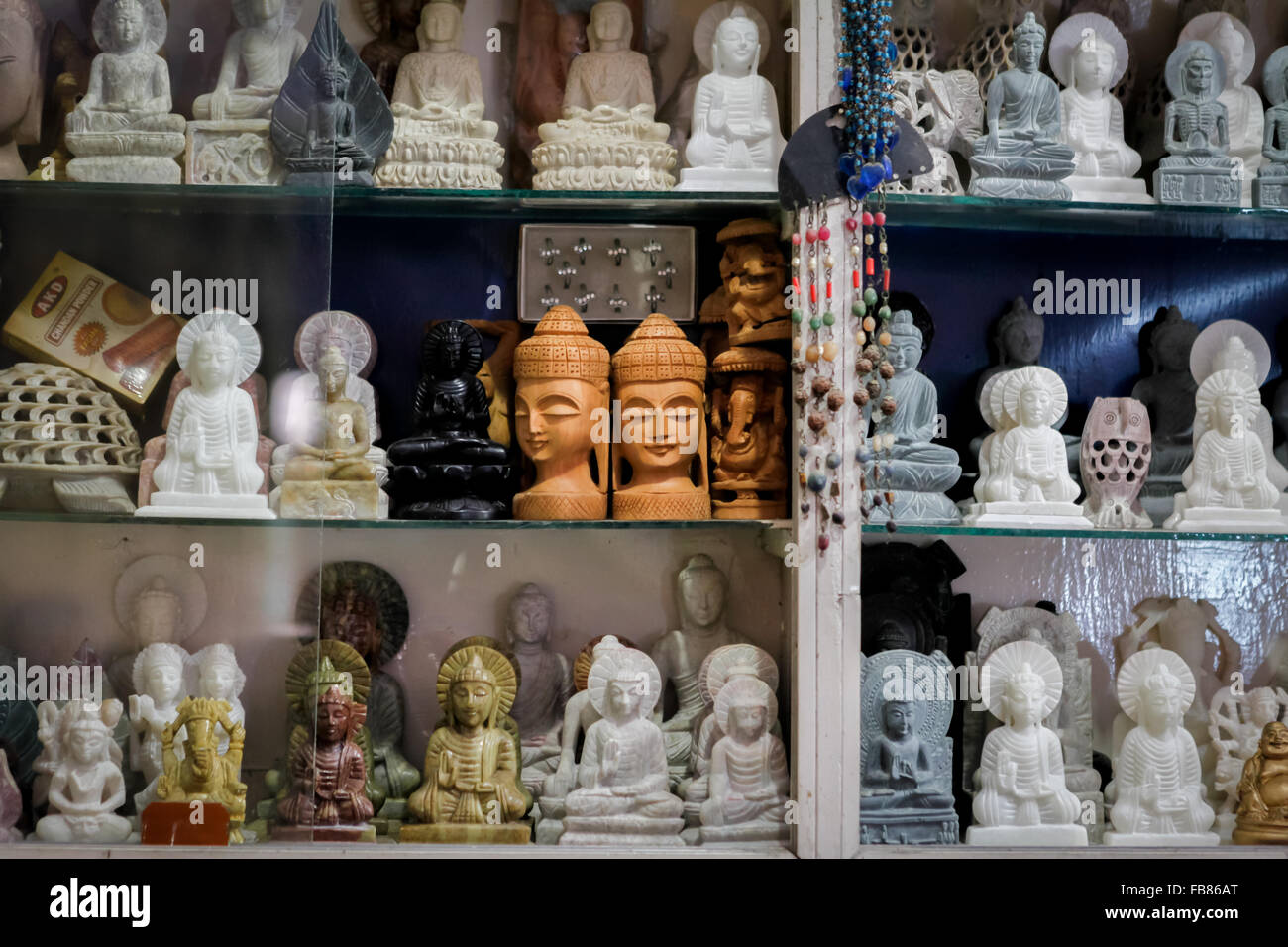 Buddhistische Skulpturen in einem Souvenirladen; eine Tourismuseinrichtung in der alten buddhistischen Universitätsanlage in Nalanda, Bihar, Indien. Stockfoto