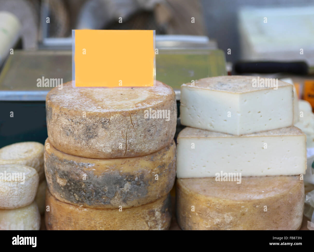 gelbe reife Käse für den Verkauf auf dem Markt und banner Stockfoto