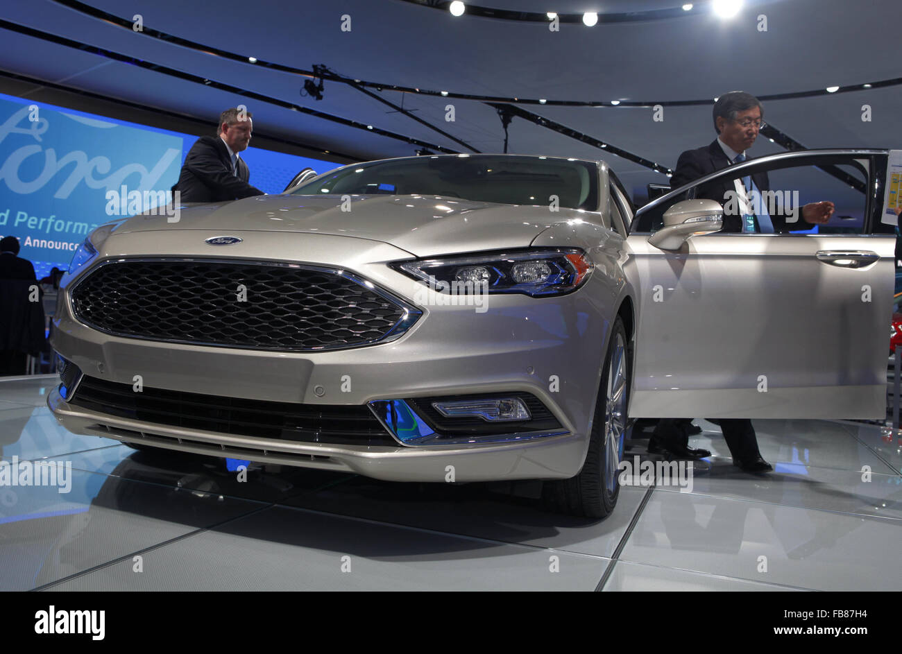 Detroit, USA. 11. Januar 2016. Die 2017 ist Ford Fusion auf dem Display auf der North American International Auto Show in Detroit, USA, am 11. Januar 2016. (Xinhua/Li Bowen) (Azp) Bildnachweis: Xinhua/Alamy Live-Nachrichten Stockfoto